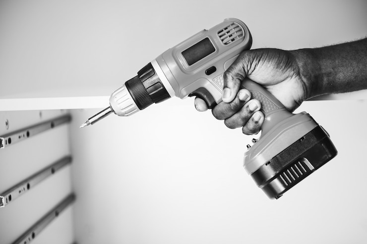 Bezpłatny plik Zdjęcie człowiek za pomocą elektronicznej wiertarki