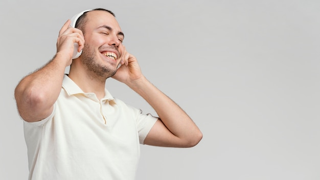 Człowiek ze słuchawkami ze śmiechu