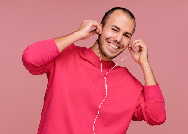 Bezpłatne zdjęcie człowiek ze słuchawkami ze śmiechu