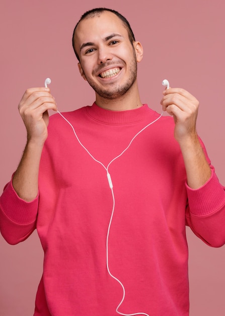 Bezpłatne zdjęcie człowiek ze słuchawkami ze śmiechu