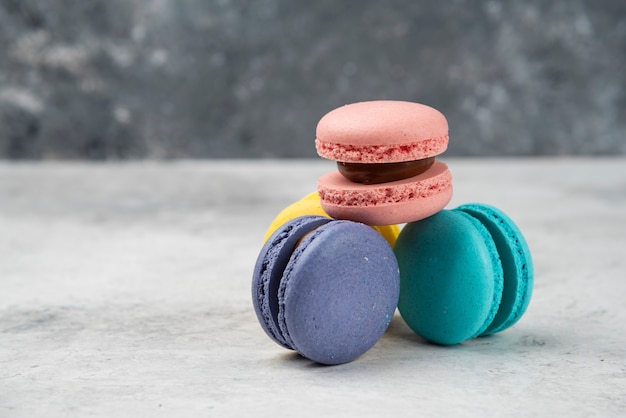 Cztery Wielobarwny Deser Macarons Na Białym Stole.