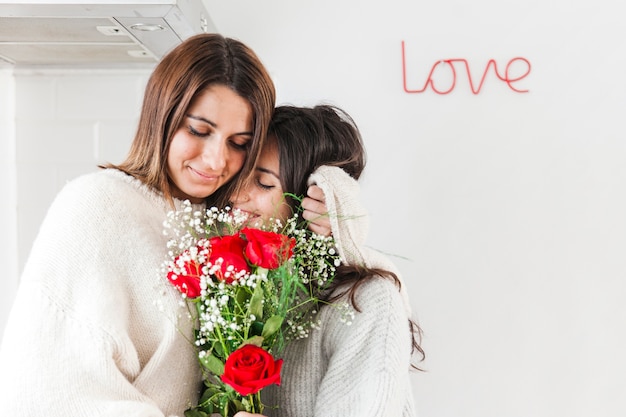 Bezpłatne zdjęcie czułe kochające kobiety z kwiatami