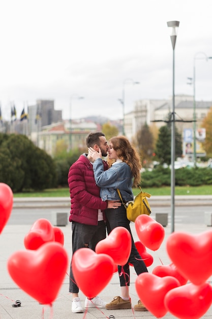 Bezpłatne zdjęcie czule para na zewnątrz pełny strzał