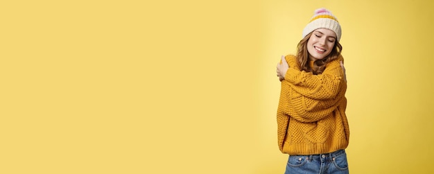Bezpłatne zdjęcie czułość szczęścia koncepcja dobrego samopoczucia urocza kobieca śliczna stylowa dziewczyna lubiąca nowy ciepły sweter h
