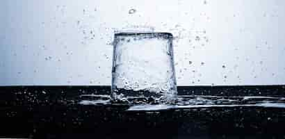 Bezpłatne zdjęcie czysta woda w szklance z kroplami wody
