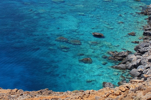 Bezpłatne zdjęcie czystej wody morze w pobliżu skał w ciągu dnia