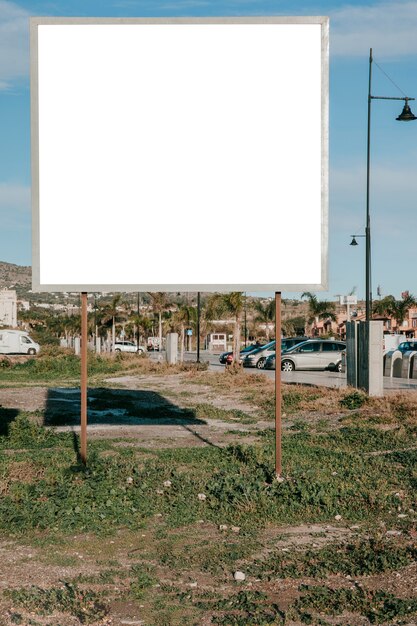 Czysty biały billboard na poboczu drogi