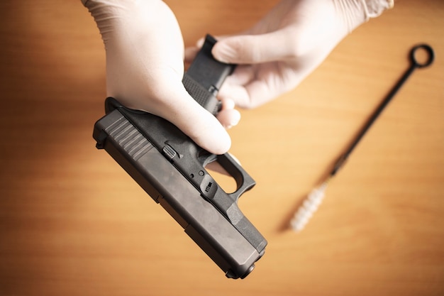 Bezpłatne zdjęcie czyszczenie i konserwacja broni palnej po użyciu na strzelnicy