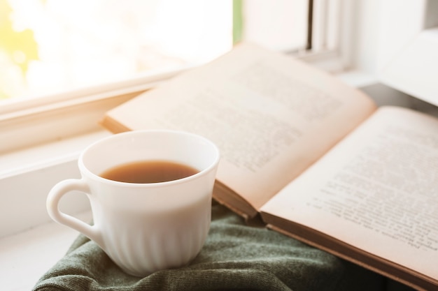 Czytanie książki i picie kawy