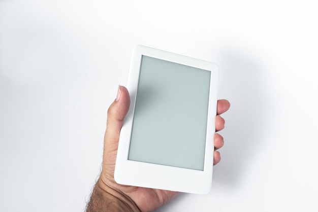 Czytnik e-booków na białym tle trzymany przez męską rękę