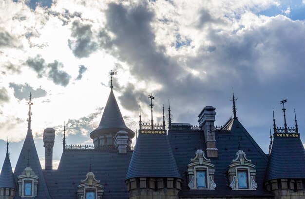 Dach pięknego zabytkowego zamku naprzeciwko ciemnego pochmurnego i burzliwego nieba