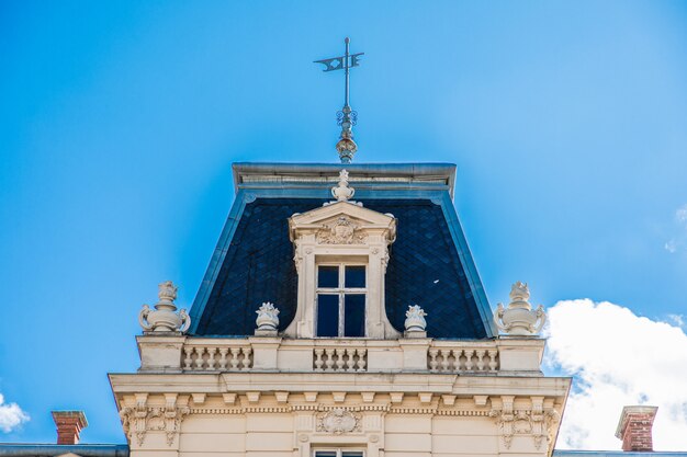 Dach stary budynek przed niebieskim niebem w dnia czasie