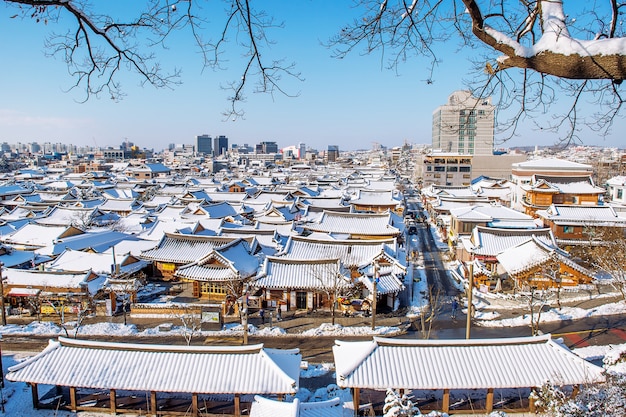 Dach tradycyjnej koreańskiej wioski Jeonju pokryte śniegiem, wioska Jeonju Hanok w zimie, Korea Południowa