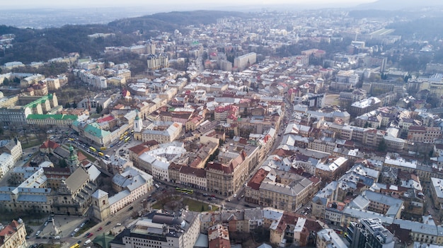 Dachy starego miasta we Lwowie na Ukrainie w ciągu dnia. Magiczna atmosfera europejskiego miasta. Punkt orientacyjny, ratusz i główny plac.