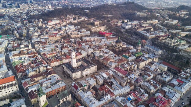 Dachy starego miasta we Lwowie na Ukrainie w ciągu dnia. Magiczna atmosfera europejskiego miasta. Punkt orientacyjny, ratusz i główny plac.