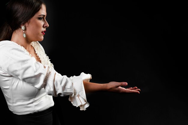 Dama flamenco z wyciągniętym ramieniem
