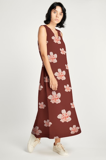 Bezpłatne zdjęcie damska długa sukienka w kwiatowy wzór, remix prac megaty morikagi