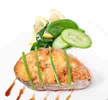 Bezpłatne zdjęcie danie rybne - smażony filet rybny z warzywami