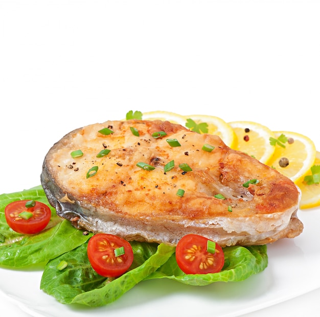 Danie rybne - smażony filet rybny z warzywami