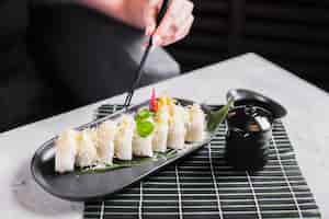 Bezpłatne zdjęcie danie sushi w restauracji azjatyckiej