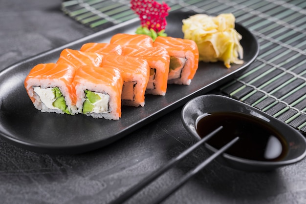 Danie sushi w restauracji azjatyckiej