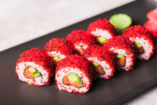 Bezpłatne zdjęcie danie sushi w restauracji azjatyckiej