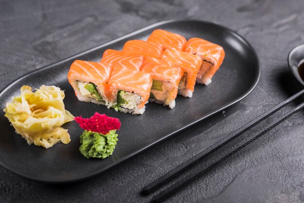 Danie sushi w restauracji azjatyckiej