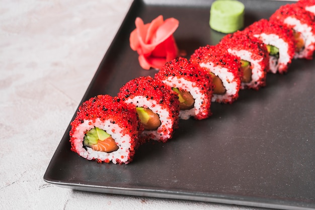 Bezpłatne zdjęcie danie sushi w restauracji azjatyckiej