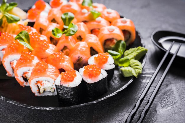 Danie sushi w restauracji azjatyckiej