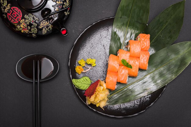 Danie sushi w restauracji azjatyckiej