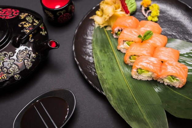 Bezpłatne zdjęcie danie sushi w restauracji azjatyckiej