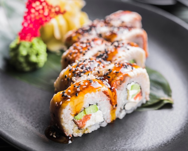 Danie sushi w restauracji azjatyckiej