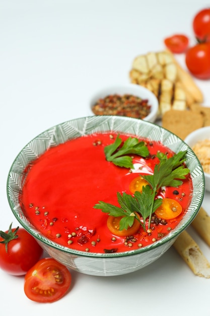 Bezpłatne zdjęcie danie z pomidorów smaczna zupa pomidorowa