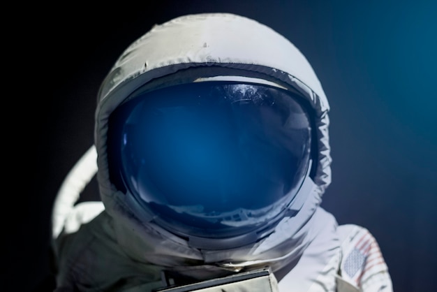 Daszek hełmu skafandra kosmicznego z bliska na astronautę