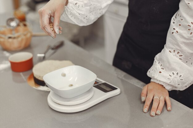 Dekoracja gotowego deseru. Pojęcie ciasta domowej roboty, gotowanie ciast.
