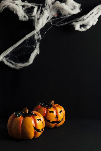 Dekoracja halloween z dwoma dyniami i pajęczyną