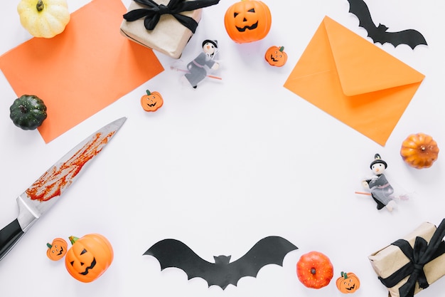 Dekoracje Halloween ułożone w kolejności z pustej przestrzeni w środku