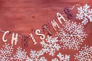 Bezpłatne zdjęcie dekoracje świąteczne z płatkami śniegu