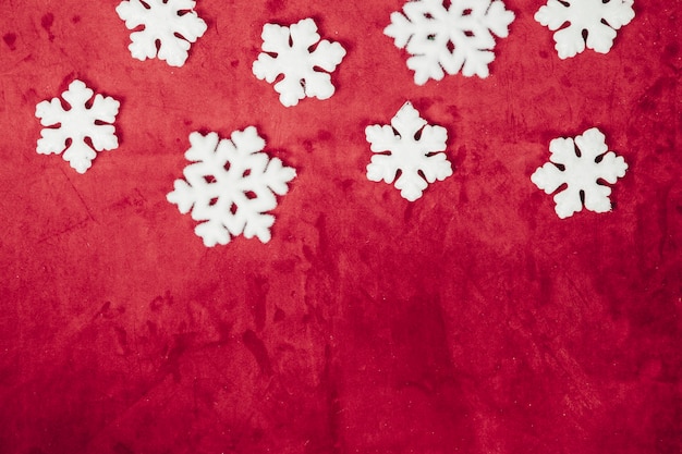 Bezpłatne zdjęcie dekoracje świąteczne ze śniegiem