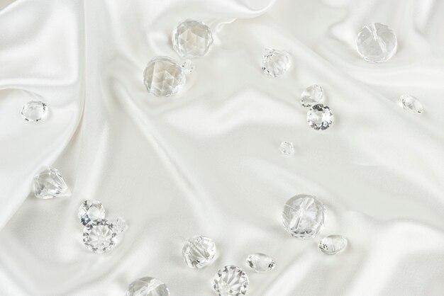 Dekoracyjne jasne diamenty na białym tle teksturowanej tkaniny