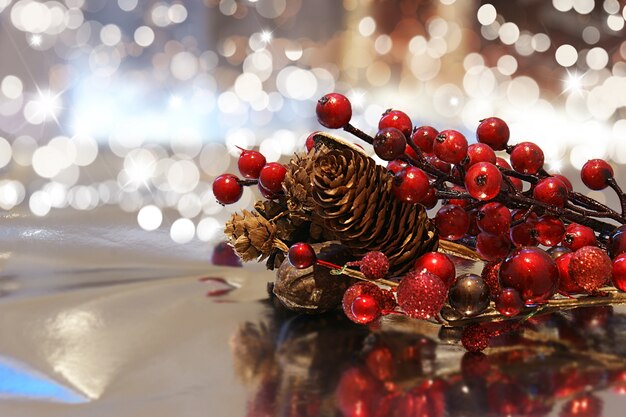 Dekoracyjne tło Boże Narodzenie z szyszek sosny i jagody świateł bokhe