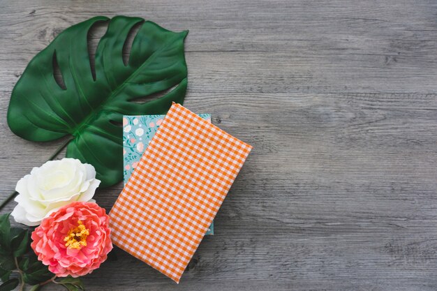 Dekoracyjne tło z kwiatami, książki i liści palmowych