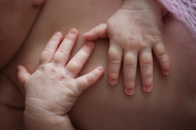 Delikatne palce i dłonie noworodka zbliżenie