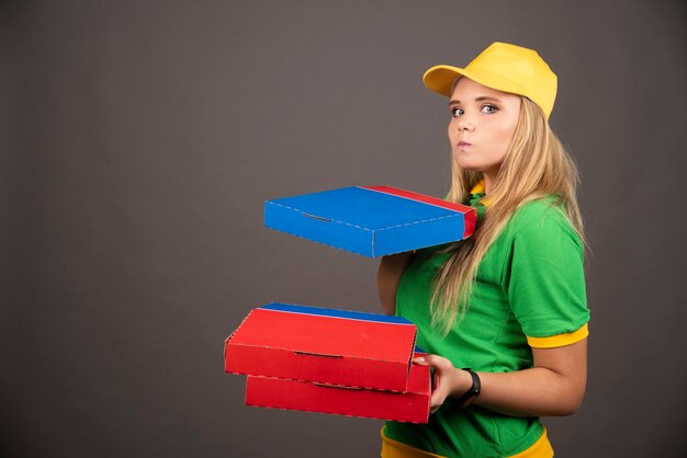 Deliverywoman W Mundurze Trzymając Kartony Pizzy.