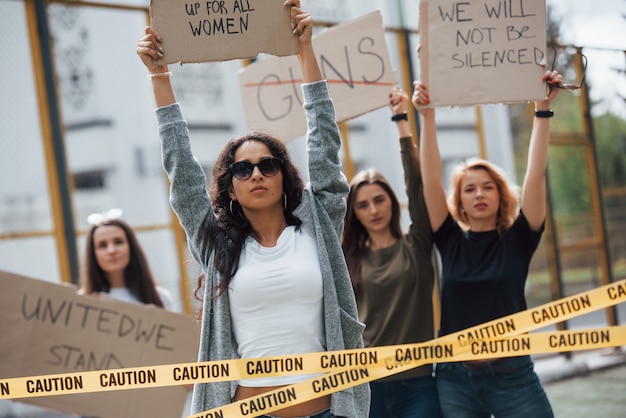 Bezpłatne zdjęcie demokracja w krajach europejskich. grupa feministek protestuje w obronie swoich praw na świeżym powietrzu