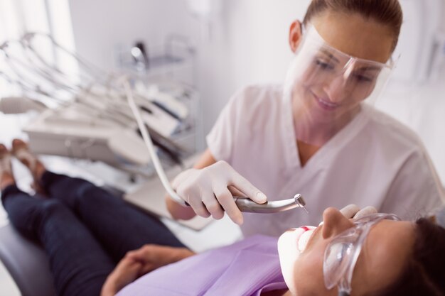 Dentysta bada pacjentki