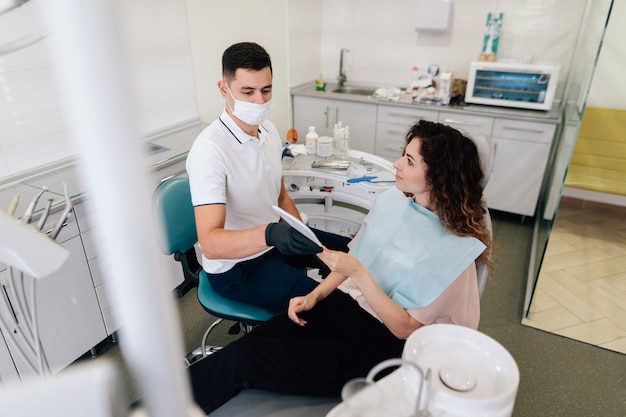 Dentysta daje lustrze pacjent w biurze