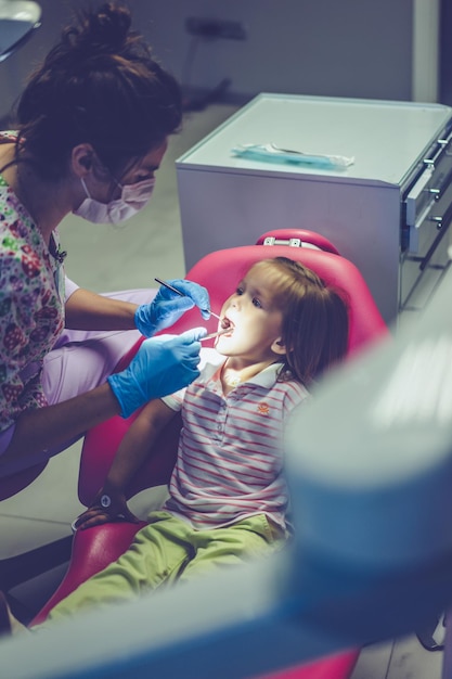 Bezpłatne zdjęcie dentysta dziecięcy. mała dziewczynka przy przyjęciem przy dentystą.