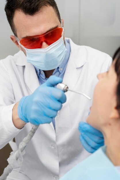 Dentysta przeprowadzający kontrolę pacjenta