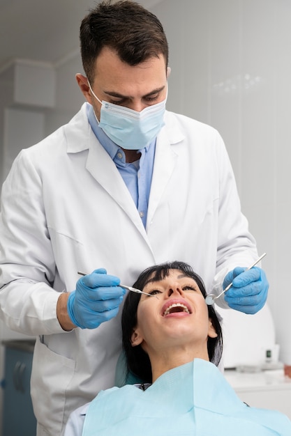 Dentysta przeprowadzający kontrolę pacjenta